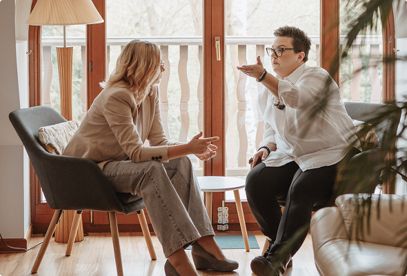 Dwie kobiety rozmawiające podczas sesji
